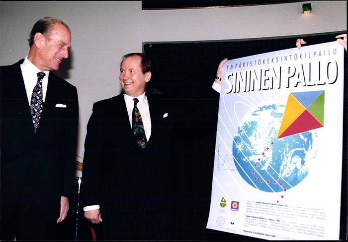 WWF:n presidentti, HKK Prinssi Philip, avasi Sininen Pallo -ympäristökeksintökilpailun vuonna 1995.